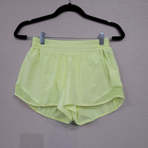 LULULEMON Shorts,  Hotty Hot Shorts, Size 6, New Condition - Picture 3 of 7